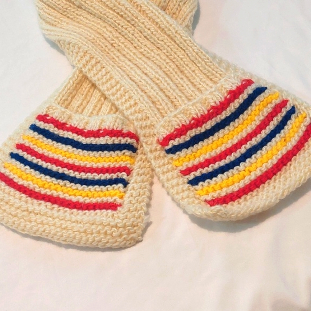 Vintage Scarf  Thick Cream Yarn .Pockets on the bottom for all your favorites. - Picture 2 of 6